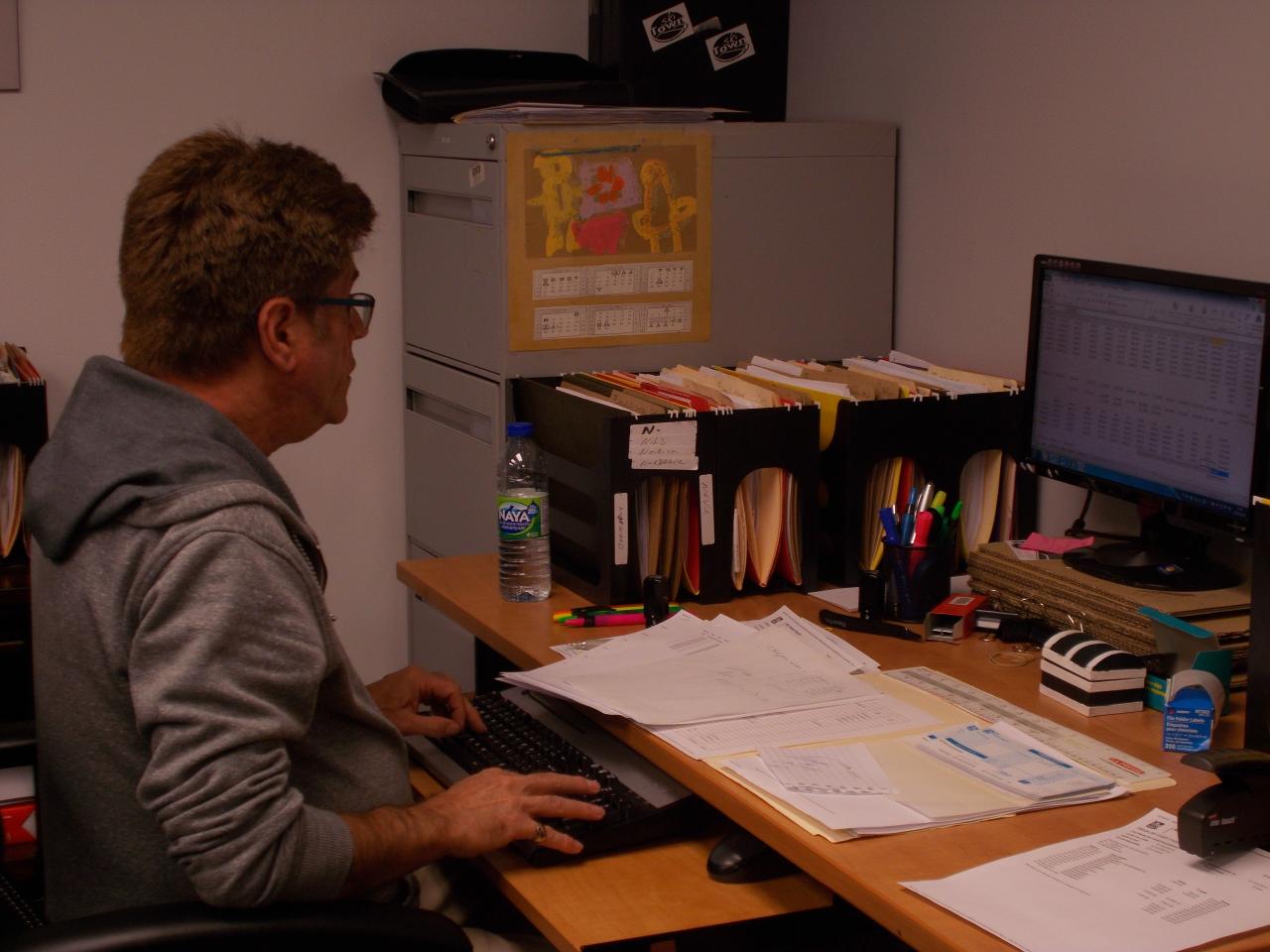 Free picture: employee, holds, black bear, tracking, device Free picture: employee, holds, black bear, tracking, device