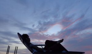 Girl Holding Candle On Christmas Lights - Creative Commons Bilder Girl Holding Candle On Christmas Lights - Creative Commons Bilder